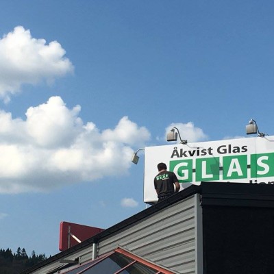 Det händer mycket på Åkvist Glas Det är dags att byta logga efter 50 år. Men vi är ändå samma lokala företag med samma personliga service.