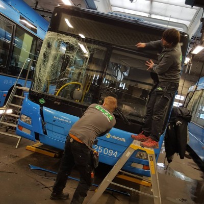 Här får bussen ny ruta från Åkvist glas